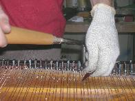 pin&ccedil;age des cordes neuves d'un piano